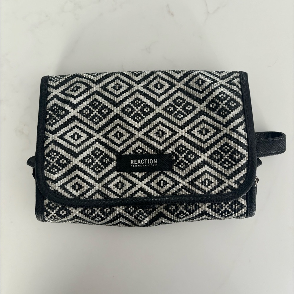 REACTION Kenneth Cole hanging toiletry bag